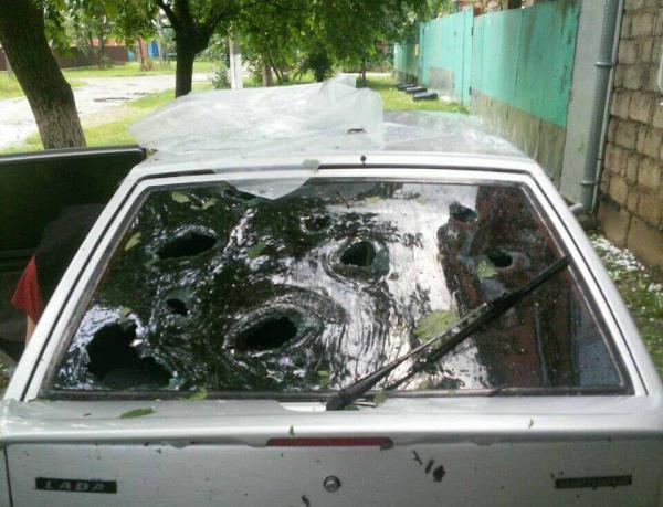В Майкопе град с куриное яйцо побил автомобили